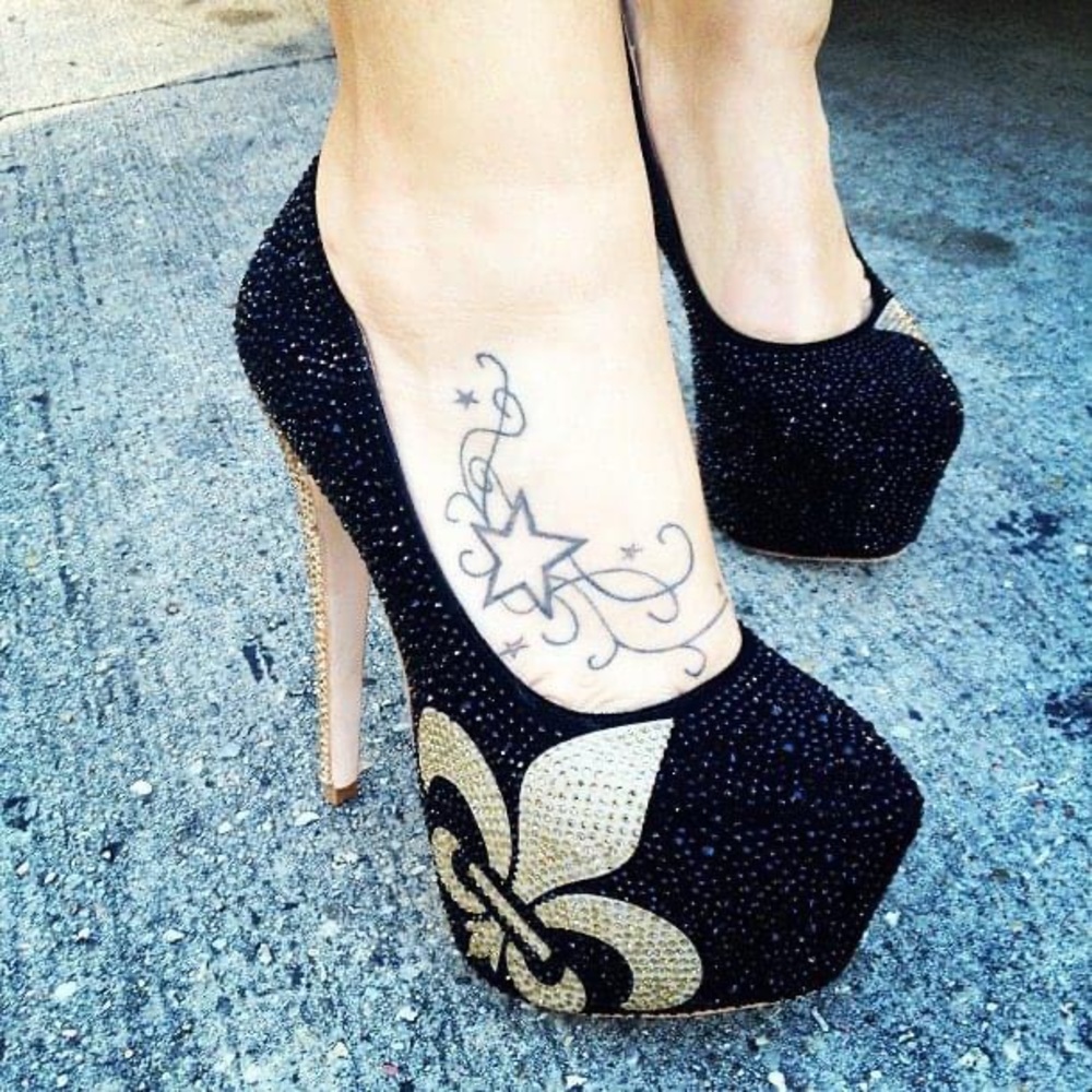 Herstar Fleur de Lis pumps